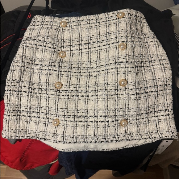 Chic Tweed Mini Skirt with Pearl Details - Picture 2 of 4